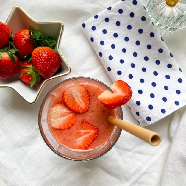 Smoothie à la fraise, banane et kiwi