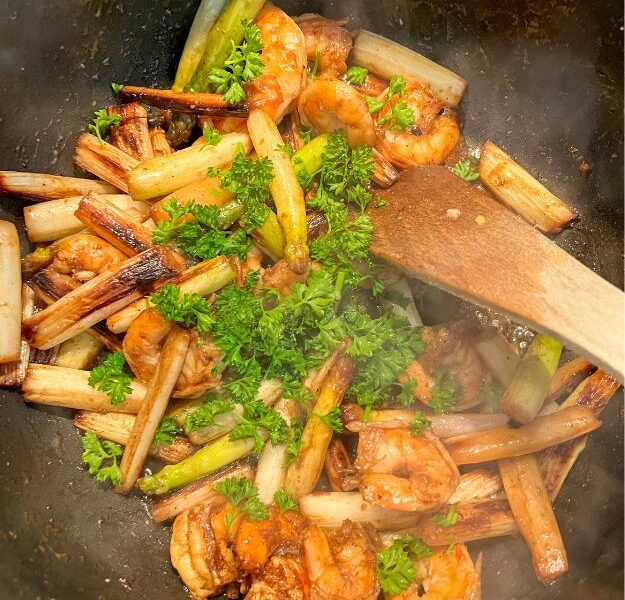 Délice de crevettes et d'asperges sautées