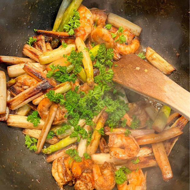 Délice de crevettes et d’asperges sautées