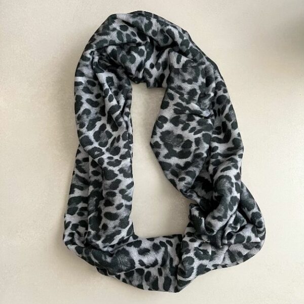 Snood en maille léopard gris – Image 5