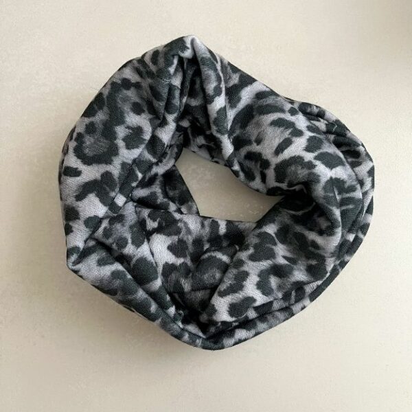 Snood en maille léopard gris – Image 2